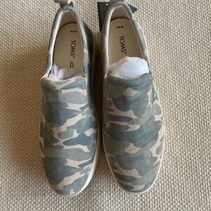 NWT TOMS Tristan Green Camo Slip-On Sneakers Suede Upper OrthoLite Size 8.5M